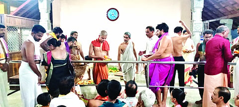   ಶ್ರೀ ಅನಂತ ಪದ್ಮನಾಭ ದೇವರ ಪೂಜೆ ಬಳಿಕ ಶ್ರೀಪಾದರು ಭಕ್ತರಿಗೆ ಪ್ರಸಾದ ವಿತರಿಸಿದರು.ಬಾಲಕೃಷ್ಣ ಕಾರಂತ, ನರಸಿಂಹ ತಂತ್ರಿ, ಮೊಕ್ತೇಸರ ಭಾಸ್ಕರ ಕೆ., ಮನೋಹರ ಭಟ್, ಪ್ರವೀಣ್ ಇದ್ದರು.