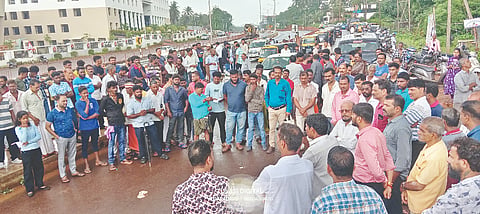 ಬೆಳ್ಳಚ್ಚಾರಿನಲ್ಲಿ ಅಂಡರ್‌ಪಾಸ್ ನಿರ್ಮಿಸಲು ಆಗ್ರಹಿಸಿ ಬೃಹತ್ ಪ್ರತಿಭಟನೆ ನಡೆಯಿತು. 