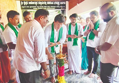  ಶ್ರೀ ಕ್ಷೇತ್ರ ಪೆರಾರದಲ್ಲಿ ವನಮಹೋತ್ಸವ, ಸಸಿ ವಿತರಣಾ ಸಮಾರಂಭವನ್ನು ಶಾಸಕ ಡಾ.ಭರತ್ ಶೆಟ್ಟಿ ಉದ್ಘಾಟಿಸಿದರು. ಉತ್ತರ ಮಂಡಲ ಅಧ್ಯಕ್ಷ ರಾಜೇಶ್ ಕೊಟ್ಟಾರಿ, ಮುಖಂಡರಾದ ಸೋಹನ್ ಅತಿಕಾರಿ, ಸುಕುಮಾರ್ ದೇವಾಡಿಗ ಮತ್ತಿತರರಿದ್ದರು.