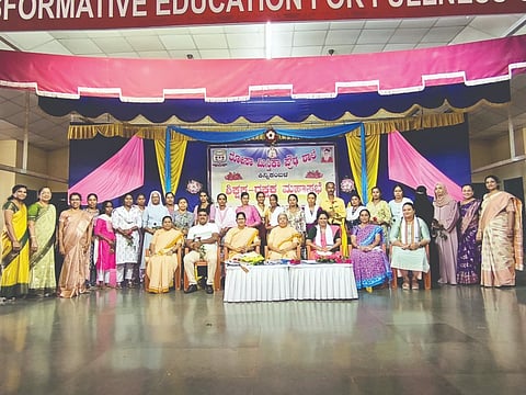  ರೋಸಾ ಮಿಸ್ತಿಕಾ ಪ್ರೌಢಶಾಲೆ ಶಿಕ್ಷಕ-ರಕ್ಷಕ ಸಂಘದ ಮಹಾಸಭೆಯಲ್ಲಿ ಸಂಚಾಲಕಿ ರೋಸ್ ಲಿಟಾ, ನವೀನ್ ಸಪಲಿಗ, ಲೀನಾ ಪಿರೇರ, ಶೀಲಾವತಿ, ಮರಿಸ್ಸಾ ಲೂಸಿ ಮತ್ತಿತರರು ಉಪಸ್ಥಿತರಿದ್ದರು.