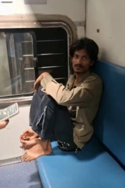 ದರೋಡೆಗೆ ಯತ್ನಿಸಿದ ಯುವಕನನ್ನು ಪ್ರಯಾಣಿಕರು ಸೆರೆ ಹಿಡಿದು ಗೋವಾ ಪೊಲೀಸರಿಗೊಪ್ಪಿಸಿದ್ದಾರೆ