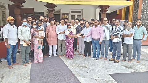  ಬಿರುವೆರ್ ಕುಡ್ಲ ಸಂಘಟನೆಯ ನೇತೃತ್ವದಲ್ಲಿ ದುಬೈ ಘಟಕದ ಆಶ್ರಯದಲ್ಲಿ 2 ಅಸಹಾಯಕ ಕುಟುಂಬಗಳಿಗೆ   ಆರ್ಥಿಕ ನೆರವು ವಿತರಿಸಲಾಯಿತು. ಶಾಸಕರಾದ ಡಾ.ಭರತ್ ಶೆಟ್ಟಿ, ವೇದವ್ಯಾಸ್ ಕಾಮತ್, ಸಾಯಿರಾಮ್, ಪದ್ಮರಾಜ್ ಆರ್.ಪೂಜಾರಿ ಇದ್ದರು.  