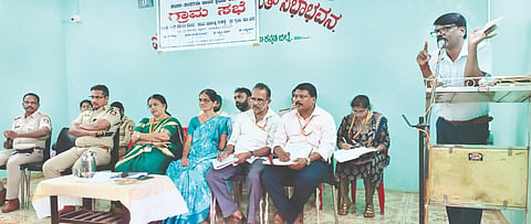 ಎಡಪದವು ಗ್ರಾಮ ಪಂಚಾಯಿತಿಯ 2026-27ನೇ ಸಾಲಿನ ಪ್ರಥಮ ಹಂತದ ಗ್ರಾಮಸಭೆಯಲ್ಲಿ ಮೆಸ್ಕಾಂ ಅಧಿಕಾರಿ ವೀರಭದ್ರಪ್ಪ  ಮಾಹಿತಿ ನೀಡಿದರು. ಪಿಡಿಒ ರಾಜೀವಿ ಡಿ. ನಾಯ್ಕ, ಆಡಳಿತಾಧಿಕಾರಿ ಸುಕನ್ಯಾ, ಇಸ್ಮಾಯಿಲ್ ಮತ್ತಿತರರು ಇದ್ದರು.  