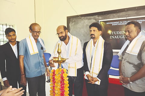  ನಾಲ್ಯಪದವು ಶಕ್ತಿನಗರ ಸರ್ಕಾರಿ ಪಿಯು ಕಾಲೇಜಿನಲ್ಲಿ ಆಯೋಜಿಸಲಾದ 2026-27ನೇ ಶೈಕ್ಷಣಿಕ ಸಾಲಿನ ವಿದ್ಯಾರ್ಥಿ ಸಂಘವನ್ನು ಉದ್ಯಮಿ ಸಾಗರಿಕ ಪಕ್ಷಿಕೆರೆ ಧನಂಜಯ ಪಿ.ಶೆಟ್ಟಿಗಾರ ಉದ್ಘಾಟಿಸಿದರು. ಚೇಳ್ಯಾರು ಸರ್ಕಾರಿ ಪಿಯು ಕಾಲೇಜು ಉಪನ್ಯಾಸಕ ಚಂದ್ರನಾಥ ಎಂ., ಕಾಲೇಜು ಪ್ರಾಂಶುಪಾಲ ಜಯಾನಂದ ಎನ್.ಸುವರ್ಣ ಮೊದಲಾದವರಿದ್ದರು.