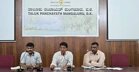  ಪ್ರಕೃತಿ ವಿಕೋಪ, ಬರ ಪರಿಸ್ಥಿತಿ, ಜಾನುವಾರು ಮೇವು, ಕುಡಿಯುವ ನೀರಿನ ಸಮಸ್ಯೆಗಳ ಕುರಿತು ಮಂಗಳೂರು ತಾಲೂಕು ಟಾಸ್‌‌ಕೆೆರ್ಸ್ ಸಭೆ ಶಾಸಕ ಡಾ.ಭರತ್ ಶೆಟ್ಟಿ ಅಧ್ಯಕ್ಷತೆಯಲ್ಲಿ ಗುರುವಾರ ತಾಪಂ ಸಭಾಂಗಣದಲ್ಲಿ ನಡೆಯಿತು. ತಾಪಂ ಕಾರ್ಯನಿರ್ವಾಹಕ ಅಧಿಕಾರಿ(ಇಒ) ಮಹೇಶ್ ಹೊಳ್ಳ, ತಹಸೀಲ್ದಾರ್ ರಮೇಶ್ ಬಾಬು, ವಿವಿಧ ಇಲಾಖೆಗಳ ಅಧಿಕಾರಿಗಳು ಇದ್ದರು.