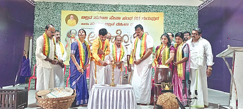  ಗುರುನಗರ ಗುರುಪುರ ಬಿಲ್ಲವ ಸಮಾಜ ಸೇವಾ ಸಂಘದಲ್ಲಿ ‘ಆಟಿಡೊಂಜಿ ದಿನ’ ಕಾರ್ಯಕ್ರಮ ಉದ್ಘಾಟಿಸಲಾಯಿತು. ಗೌರವಾಧ್ಯಕ್ಷ ದೀಪಕ್ ಕೋಟ್ಯಾನ್, ಶೋಭಾ ಡಿ.ಗುರುಪುರ, ವಿನೋದಾ ಡಿ.ಅಂಚನ್, ದಿಲೀಪ್ ಅಮೀನ್, ತನಿಯಪ್ಪ ಪೂಜಾರಿ, ಸೀತಾರಾಮ ಪೂಜಾರಿ ಕರಿಮನೆ, ಪತ್ರಕರ್ತ ಮೋಹನದಾಸ ಮರಕಡ ಮತ್ತಿತರರಿದ್ದರು.  