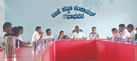 ಲೋಕೇಶ್ ಪೂಜಾರಿ ಅಧ್ಯಕ್ಷತೆಯಲ್ಲಿ ಪಟ್ಟಣ ಪಂಚಾಯಿತಿ ಸಭೆ ನಡೆಯಿತು. ಉಪಾಧ್ಯಕ್ಷೆ ಶರ್ಮಿಳಾ ಶೆಟ್ಟಿ, ಸ್ಥಾಯಿ ಸಮಿತಿ ಅಧ್ಯಕ್ಷ ರಿತೇಶ್ ಶೆಟ್ಟಿ, ಕೌನ್ಸಿಲರ್‌ಗಳಾದ ಸಿರಾಜ್ ಬಜ್ಪೆ, ಜಾಕೋಬ್ ಪಿರೇರಾ, ರಾಜೇಶ್ ಅಮೀನ್, ವೀಣಾ ಡಿಸೋಜ ಮೊದಲಾದವರಿದ್ದ್ದರು.