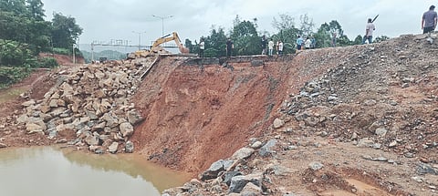  ಮುಚ್ಚೂರು ಕ್ರಾಸ್ ಬಳಿ ರಾಷ್ಟ್ರೀಯ ಹೆದ್ದಾರಿ ಕುಸಿತವಾಗಿದೆ.  