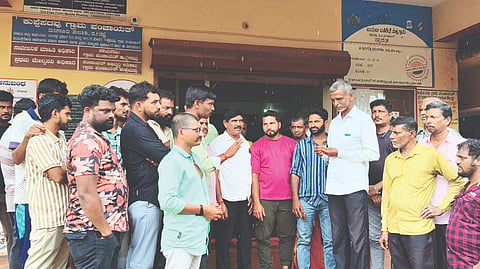  ಕುಪ್ಪೆಪದವು ಪಂಚಾಯತಿನ ನಿಕಟಪೂರ್ವ ಉಪಾಧ್ಯಕ್ಷ ಮಹಮ್ಮದ್ ಶರೀಫ್ ಅವರು ಪಿಡಿಒ ಜೊತೆ ಮಾತುಕತೆ ನಡೆಸಿದರು. ಸಂಘದ ಉಪಾಧ್ಯಕ್ಷ ಲಿಂಗಪ್ಪ ಕೋಟ್ಯಾನ್, ಚಾಲಕರಾದ ಇದಿನಬ್ಬ, ಮಹಮ್ಮದ್ ನಾಸೀರ್ ಮತ್ತಿತರರು ಇದ್ದರು.  