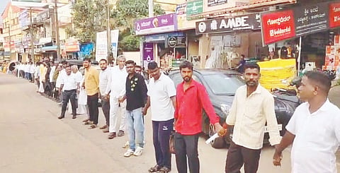 ‘ಸರ್ಕಾರಿ ಆಸ್ಪತ್ರೆ ಉಳಿಸಿ ಹೋರಾಟ ಸಮಿತಿ’ ನೇತೃತ್ವದಲ್ಲಿ ವಿವಿಧ ಸಂಘಟನೆಗಳ ಸಹಭಾಗಿತ್ವದಲ್ಲಿ ಬಜ್ಪೆ ಪೇಟೆಯಲ್ಲಿ ಮಂಗಳವಾರ ಬೃಹತ್ ಮಾನವ ಸರಪಳಿ ಪ್ರತಿಭಟನೆ ನಡೆಯಿತು.