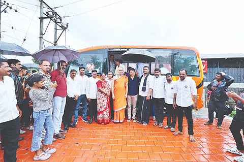  ಬಂಡಸಾಲೆಯಲ್ಲಿ ‘ವಿ2 ಗೈಸ್’ ಬಸ್ ಮಾದರಿಯಲ್ಲಿ ನಿರ್ಮಿಸಿದ ವಿನೂತನ ಶೈಲಿಯ ಬಸ್ ತಂಗುದಾಣವನ್ನು ಭಾನುವಾರ ಗುರುಪುರ ವಜ್ರದೇಹಿ ಮಠದ ಶ್ರೀ ರಾಜಶೇಖರಾನಂದ ಶ್ರೀಪಾದರು ಲೋಕಾರ್ಪಣೆಗೊಳಿಸಿದರು. ಗುರುಪುರ ಕೆನರಾ ಬ್ಯಾಂಕ್ ಶಾಖೆ ಪ್ರಬಂಧಕ ಲೋಕನಾಥ, ಉದ್ಯಮಿ ನಿಟ್ಟೆಗುತ್ತು ರವಿರಾಜ ಶೆಟ್ಟಿ ಮೊದಲಾದವರಿದ್ದರು.