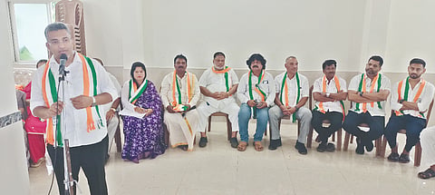  ಕಾರ್ಯಕರ್ತರ ವಿಶೇಷ ಸಭೆಯಲ್ಲಿ ಕೆಪಿಸಿಸಿ ಪ್ರಧಾನ ಕಾರ್ಯದರ್ಶಿ ಇನಾಯತ್ ಅಲಿ ಮಾತನಾಡಿದರು. ಸಮಿತಿ ಅಧ್ಯಕ್ಷ ಪದ್ಮನಾಭ ಕೋಟ್ಯಾನ್, ಕಾಂಗ್ರೆಸ್ ನಾಯಕಿ ಶಾಂತಲಾ ಗಟ್ಟಿ, ರಾಜ್‌ಕುಮಾರ್ ಶೆಟ್ಟಿ, ಕಾಂಗ್ರೆಸ್ ಪ್ರಮುಖರಾದ ಪೃಥ್ವಿರಾಜ್ ಆರ್.ಕೆ., ಗಿರೀಶ್ ಆಳ್ವ, ಗಣೇಶ್ ಗಂಜಿಮಠ ಮೊದಲಾದವರಿದ್ದರು.
