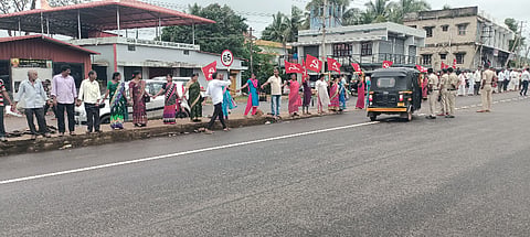  ರಾಜ್ಯ ಸರ್ಕಾರದ ವಿರುದ್ಧ ಸಿಪಿಎಂ ಗುರುಪುರ ವಲಯ ಸಮಿತಿ ಭಾನುವಾರ ಗಂಜಿಮಠ ಪ್ರಾಥಮಿಕ ಆರೋಗ್ಯ ಕೇಂದ್ರದ ಎದುರು ಪ್ರತಿಭಟನಾ ಸಭೆ ನಡೆಸಿತು. ಸಿಪಿಎಂ ಜಿಲ್ಲಾ ಕಾರ್ಯದರ್ಶಿ ಮುನೀರ್ ಕಾಟಿಪಳ್ಳ, ಸಿಪಿಎಂ ಮುಖಂಡರಾದ ಬಾಬು ಸಾಲ್ಯಾನ್, ಗುರುಪುರ ವಲಯ ಕಾರ್ಯದರ್ಶಿ ಸದಾಶಿವದಾಸ್ ಮೊದಲಾದವರಿದ್ದರು.