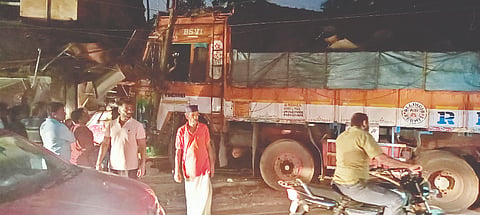 ಗುರುಪುರ ಜಂಕ್ಷನ್‌ನಲ್ಲಿ ಅಂಗಡಿಗಳಿಗೆ ನುಗ್ಗಿದ ಲಾರಿ