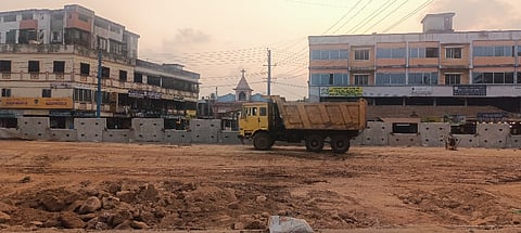 ಗುರುಪುರ ಕೈಕಂಬ ಪೋಂಪೈ ದ್ವಾರದ ಎದುರು ಮೇಲ್ಗಡೆಯಿಂದ ಹೆದ್ದಾರಿ ನಿರ್ಮಾಣಗೊಳ್ಳುತ್ತಿದೆ. 