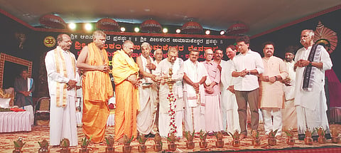 ಆದ್ಯಪಾಡಿ ದೈವಂಗಳಗುಡ್ಡೆಯ ಶ್ರೀ ನೀಲಕಂಠ ಉಮಾಮಹೇಶ್ವರ ದೇವಸ್ಥಾನದಲ್ಲಿ ಭಾನುವಾರ ಅಷ್ಟಬಂಧ ಬ್ರಹ್ಮಕಲಶಾಭಿಷೇಕ ಪ್ರಯುಕ್ತ ಧಾರ್ಮಿಕ ಸಭೆ ನಡೆಯಿತು. ಶ್ರೀ ಕ್ಷೇತ್ರ ಕಟೀಲಿನ ಆನುವಂಶಿಕ ಮೊಕ್ತೇಸರ ವಾಸುದೇವ ಆಸ್ರಣ್ಣ, ಮಾಣಿಲ ಶ್ರೀಧಾಮದ ಶ್ರೀ ಮೋಹನದಾಸ ಸ್ವಾಮೀಜಿ, ಅಜಿತ್ ಕುಮಾರ್ ರೈ ಮಾಲಾಡಿ ಮೊದಲಾದವರಿದ್ದರು.