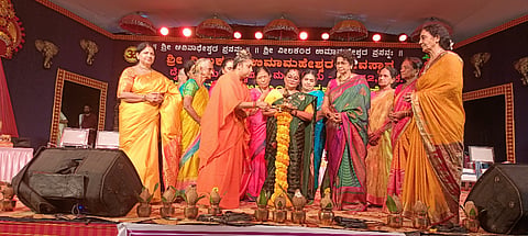  ಆದ್ಯಪಾಡಿ ದೈವಂಗಳಗುಡ್ಡೆ ಶ್ರೀ ನೀಲಕಂಠ ಉಮಾಮಹೇಶ್ವರ ದೇವಸ್ಥಾನದಲ್ಲಿ ಮಹಿಳಾ ಧಾರ್ಮಿಕ ಸಭೆಯಲ್ಲಿ ಒಡಿಯೂರು ಕ್ಷೇತ್ರದ ಸಾಧ್ವಿ ಮಾತಾನಂದಮಯಿ, ಪ್ರಮೀಳಾ ಎಸ್.ರಾವ್, ಶಕುಂತಳಾ ಶೆಟ್ಟಿ ಮೊದಲಾದವರಿದ್ದರು.  