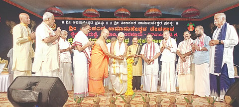 ಅದ್ಯಪಾಡಿ ದೈವಂಗಳಗುಡ್ಡೆ ಶ್ರೀ ನೀಲಕಂಠ ಉಮಾಮಹೇಶ್ವರ ದೇವಸ್ಥಾನದಲ್ಲಿ ಧಾರ್ಮಿಕ ಸಭೆ ನಡೆಯಿತು. ಸುಬ್ರಹ್ಮಣ್ಯ ಶ್ರೀ ವಿದ್ಯಾಪ್ರಸನ್ನ ತೀರ್ಥ ಸ್ವಾಮೀಜಿ, ಶ್ರೀ ಕ್ಷೇತ್ರ ಕಟೀಲಿನ ಆನುವಂಶಿಕ ಅರ್ಚಕ ಲಕ್ಷ್ಮೀನಾರಾಯಣ ಆಸ್ರಣ್ಣ, ವಿಹಿಂಪ ಕರ್ನಾಟಕ ದಕ್ಷಿಣ ಪ್ರಾಂತ ಸಹ ಕಾರ್ಯದರ್ಶಿ ಶರಣ್ ಪಂಪ್ವೆಲ್ ಮೊದಲಾದವರಿದ್ದರು.  