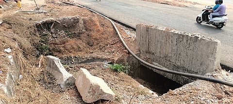 ತಿರುವೈಲು ಹೆದ್ದಾರಿ ಬದಿಯಲ್ಲಿರುವ ಅಪಾಯಕಾರಿ ಗುಂಡಿ