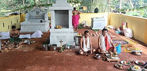  ಗಂಜಿಮಠ ಸಮೀಪದ ಮಳಲಿಯ ಶ್ರೀ ಸೂರ್ಯನಾರಾಯಣ ದೇವಸ್ಥಾನದ ಪುನಃ ನಿರ್ಮಾಣದ ಹಿನ್ನೆಲೆಯಲ್ಲಿ ಕ್ಷೇತ್ರದ ನಾಗಾಲಯದಲ್ಲಿ ಭಾನುವಾರ ಶ್ರೀ ನಾಗಬ್ರಹ್ಮ, ರಕ್ತೇಶ್ವರಿ, ನಂದಿಗೋಣ, ಕ್ಷೇತ್ರಪಾಲ ಸಾನ್ನಿಧ್ಯಗಳ ಪುನಃ ಪ್ರತಿಷ್ಠಾಪನಾ ಬ್ರಹ್ಮಕಲಶ ನಡೆಯಿತು.
