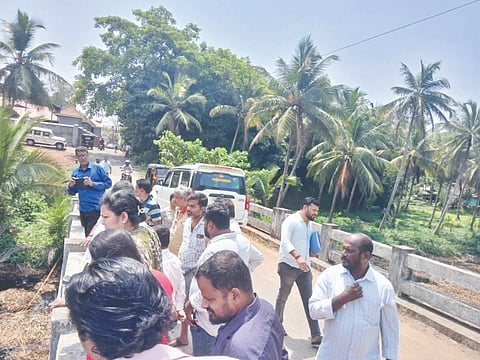 ನಂದಿನಿ ನದಿ ನೀರು ಸಂಪೂರ್ಣ ಕಲುಷಿತಗೊಂಡಿದ್ದು, ಮಂಗಳೂರು ಸಹಾಯಕ ಆಯುಕ್ತೆ ಮೀನಾಕ್ಷಿ ಆರ್ಯ ನಂದಿನಿ ನದಿ ಪ್ರದೇಶಕ್ಕೆ ಭೇಟಿ ನೀಡಿ ಪರಿಶೀಲನೆ ನಡೆಸಿದರು.
