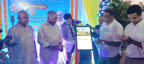 ಇ-ಟಿಕೆಟಿಂಗ್(ಆನ್‌ಲೈನ್ ಟಿಕೆಟ್) ಸೌಲಭ್ಯ, ಕಿಯೋಸ್ಕ್‌ನ್ನು ರಾಜ್ಯ ಸಣ್ಣ ನೀರಾವರಿ, ವಿಜ್ಞಾನ ಮತ್ತು ತಂತ್ರಜ್ಞಾನ ಸಚಿವ ಎನ್.ಎಸ್.ಬೋಸರಾಜು ಬುಧವಾರ ಲೋಕಾರ್ಪಣೆಗೊಳಿಸಿದರು. ಎಂಎಲ್‌ಸಿ ಮಂಜುನಾಥ ಭಂಡಾರಿ, ಮಾಜಿ ಶಾಸಕ ಜೆ.ಆರ್.ಲೋಬೊ, ಜಿಲ್ಲಾಧಿಕಾರಿ ದರ್ಶನ್ ಎಚ್.ವಿ. ಮೊದಲಾದವರು ಉಪಸ್ಥಿತರಿದ್ದರು.  
