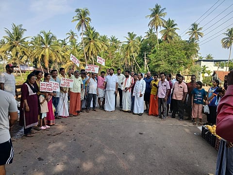  ಚೇಳಾರು ಖಂಡಿಗೆಯಲ್ಲಿ ನಂದಿನಿ ನದಿ ನೀರು ಕಲುಷಿತಗೊಂಡಿರುವ ನದಿ ಪ್ರದೇಶದಲ್ಲಿ ಶುಕ್ರವಾರ ನಂದಿನಿ ನದಿ ಹೋರಾಟ ಸಮಿತಿ, ಸಾರ್ವಜನಿಕರು ಹಠಾತ್ ಪ್ರತಿಭಟನೆ ನಡೆಸಿದರು. ಹೋರಾಟ ಸಮಿತಿ ಸುಕೇಶ್ ಶೆಟ್ಟಿ ಖಂಡಿಗೆ, ಸಮಿತಿ ಸದಸ್ಯ ದಿವಾಕರ ಸಾಮಾನಿ, ಚೇಳೈರು ಗ್ರಾಪಂ ಮಾಜಿ ಅಧ್ಯಕ್ಷ ಜಯಾನಂದ ಮೊದಲಾದವರು ಪಾಲ್ಗೊಂಡಿದ್ದರು.