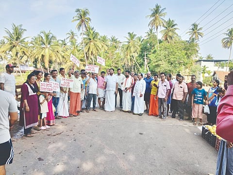 ಚೇಳಾರು ಖಂಡಿಗೆಯಲ್ಲಿ ನಂದಿನಿ ನದಿ ನೀರು ಕಲುಷಿತಗೊಂಡಿರುವ ನದಿ ಪ್ರದೇಶದಲ್ಲಿ ಶುಕ್ರವಾರ ನಂದಿನಿ ನದಿ ಹೋರಾಟ ಸಮಿತಿ, ಸಾರ್ವಜನಿಕರು ಹಠಾತ್ ಪ್ರತಿಭಟನೆ ನಡೆಸಿದರು. ಹೋರಾಟ ಸಮಿತಿ ಸುಕೇಶ್ ಶೆಟ್ಟಿ ಖಂಡಿಗೆ, ಸಮಿತಿ ಸದಸ್ಯ ದಿವಾಕರ ಸಾಮಾನಿ, ಚೇಳೈರು ಗ್ರಾಪಂ ಮಾಜಿ ಅಧ್ಯಕ್ಷ ಜಯಾನಂದ ಮೊದಲಾದವರು ಪಾಲ್ಗೊಂಡಿದ್ದರು.  