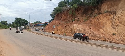 ಕೆತ್ತಿಕಲ್ ತಿವೈಲ್ ಶಾಲೆಯ ಬಳಿ