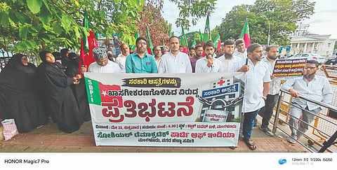 ಸರ್ಕಾರಿ ಆಸ್ಪತ್ರೆಗಳ ಖಾಸಗೀಕರಣ ನೀತಿ ಖಂಡಿಸಿ ಎಸ್‌ಡಿಪಿಐ ಶುಕ್ರವಾರ ಮಂಗಳೂರಿನ ಕ್ಲಾಕ್ ಟವರ್ ಬಳಿ ಪ್ರತಿಭಟನೆ ನಡೆಸಿತು. ಎಸ್‌ಡಿಪಿಐ ಮಂಗಳೂರು ನಗರ ಜಿಲ್ಲಾ ಉಪಾಧ್ಯಕ್ಷ ಅಶ್ರಫ್ ಅಡ್ಡೂರು, ಎಸ್‌ಡಿಪಿಐ ಮಂಗಳೂರು ನಗರ ಜಿಲ್ಲಾ ಕೋಶಾಧಿಕಾರಿ ಯಾಸಿನ್ ಅರ್ಕುಳ ಮೊದಲಾದವರಿದ್ದರು.  