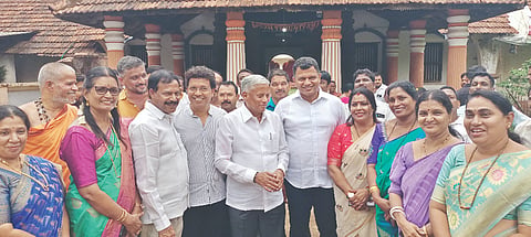 ಗುರುಪುರ ಶ್ರೀ ಜಂಗಮ ಸಂಸ್ಥಾನ ಮಠಕ್ಕೆ ಶನಿವಾರ ಕೇಂದ್ರ ಜಲಶಕ್ತಿ ಮತ್ತು ರೈಲ್ವೇ ಖಾತೆ ರಾಜ್ಯ ಸಚಿವ ವಿ.ಸೋಮಣ್ಣ ಭೇಟಿ ನೀಡಿ ಕಾಮಗಾರಿ ಪರಿಶೀಲನೆ ನಡೆಸಿದರು. ಸಂಸದ ಕ್ಯಾ.ಬ್ರಿಜೇಶ್ ಚೌಟ, ಶಾಸಕ ಡಾ.ಭರತ್ ಶೆಟ್ಟಿ, ಜಿಜೆಪಿ ಜಿಲ್ಲಾಧ್ಯಕ್ಷ ಸತೀಶ್ ಕುಂಪಲ, ಜಂಗಮ ಮಠದ ಶ್ರೀ ರುದ್ರಮುನಿ ಸ್ವಾಮೀಜಿ ಮೊದಲಾದವರಿದ್ದರು.