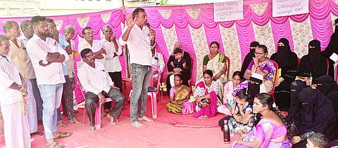 ಹಕ್ಕುಪತ್ರ ಪಡೆದ ಫಲಾನುಭವಿಗಳಿಗೆ ಜಾಗ ನೀಡುವಂತೆ ಆಗ್ರಹಿಸಿ ನಿವೇಶನರಹಿತ ಕುಟುಂಬ ಸದಸ್ಯರು ಮತ್ತೊಮ್ಮೆ ಪ್ರತಿಭಟನೆ ನಡೆಸಿದರು.