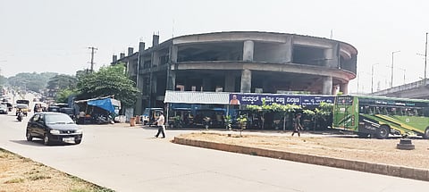 ಸುರತ್ಕಲ್ ಜಂಕ್ಷನ್‌ನಲ್ಲಿರುವ ಬೃಹತ್ ಬಹುಮಹಡಿ ಮಾರುಕಟ್ಟೆ ಕಟ್ಟಡ.