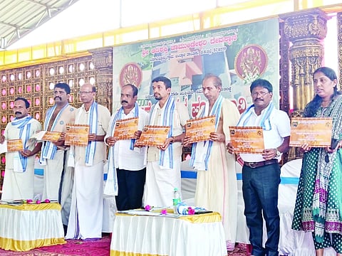ಶ್ರೀ ಚಾಮುಂಡೇಶ್ವರಿ ದೇವಸ್ಥಾನದಲ್ಲಿ ತಾಮ್ರದ ಕವಚದ ರಶೀದಿ ಬಿಡುಗಡೆ ಮಾಡಲಾಯಿತು.