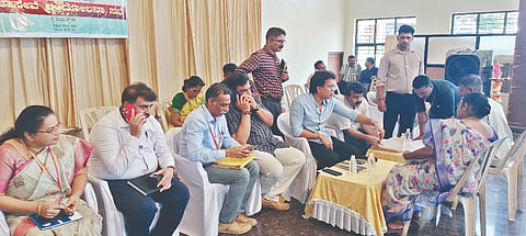  ಪ್ರಜಾಸೇವೆ ಅಭಿಯಾನ ಸಭೆಯಲ್ಲಿ ಶಾಸಕ ಭರತ್ ಶೆಟ್ಟಿ ಅಹವಾಲುಗಳನ್ನು ಸ್ವೀಕರಿಸಿದರು. ತಹಸೀಲ್ದಾರ್ ರಮೇಶ್ ಬಾಬು, ಪಶು ವೈದ್ಯಾಧಿಕಾರಿ ಡಾ.ಅಶೋಕ್ ಮತ್ತಿತರರಿದ್ದರು.  