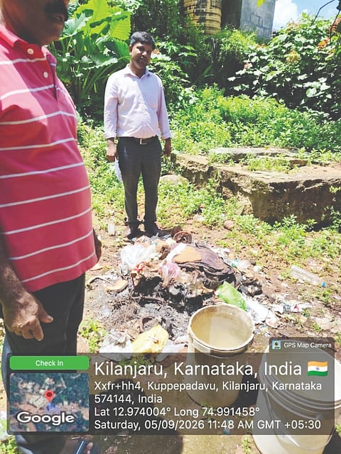  ಕಿಲೆಂಜಾರು ರಸ್ತೆ ಬದಿಯಲ್ಲಿ ತ್ಯಾಜ್ಯ ಸುರಿದ ಸ್ಥಳಕ್ಕೆ ಕುಪ್ಪೆಪದವು ಪಿಡಿಒ ಭೇಟಿ ನೀಡಿದರು.