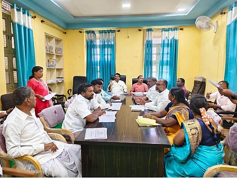 ಶಿರಹಟ್ಟಿ ತಾಪಂ ಕಾರ್ಯಾಲಯದಲ್ಲಿ ಪಂಚ ಗ್ಯಾರಂಟಿ ಯೋಜನೆ (Guarantee scheme)ಪ್ರಗತಿ ಪರಿಶೀಲನಾ ಸಭೆಯಲ್ಲಿ ವೀರಯ್ಯ ಮಠಪತಿ ಮಾತನಾಡಿದರು.