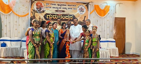 ಹುಬ್ಬಳ್ಳಿಯಲ್ಲಿ ಮಂಗಳವಾರ ಏರ್ಪಡಿಸಿದ್ದ guru puttaraja  ಗುರುವಂದನಾ ಕಾರ್ಯಕ್ರಮವನ್ನು ಪಂ. ಬಾಲಚಂದ್ರ ನಾಕೋಡ ಹಾಗೂ ವಿದುಷಿ ಸಹನಾ ಭಟ್ ಉದ್ಘಾಟಿಸಿದರು.