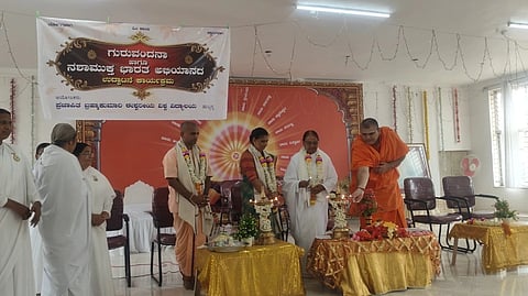 ಹುಬ್ಬಳ್ಳಿಯಲ್ಲಿ guru vandana ಭಾನುವಾರ ಏರ್ಪಡಿಸಿದ್ದ ಗುರುವಂದನೆ ಹಾಗೂ ನಶಾಮುಕ್ತ ಭಾರತ ಮಹಾ ಅಭಿಯಾನ ಕಾರ್ಯಕ್ರಮವನ್ನು ಶ್ರೀ ಸೋಮೇಶ್ವರಾನಂದ ಸ್ವಾಮೀಜಿ ಉದ್ಘಾಟಿಸಿದರು. 