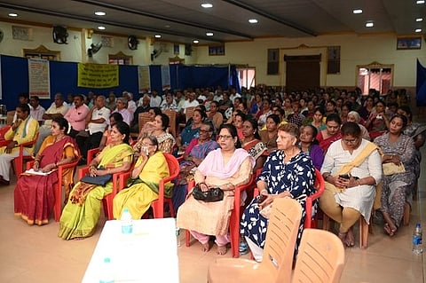ಗುರುಪೂರ್ಣಿಮೆ ಅಂಗವಾಗಿ ಕುಶಾಲನಗರ ಗೌಡ ಸಮಾಜ ಸಭಾಂಗಣದಲ್ಲಿ ನಡೆದ ಕಾರ್ಯಕ್ರಮದಲ್ಲಿ ಪಾಲ್ಗೊಂಡಿದ್ದ ಸಭಿಕರು.