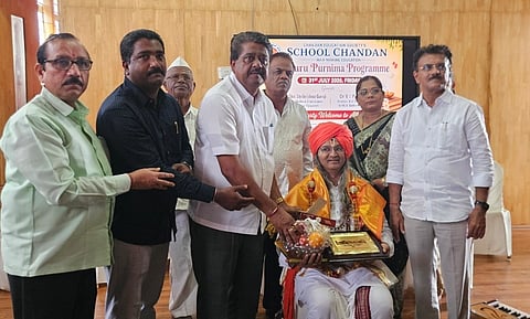 ಲಕ್ಷ್ಮೇಶ್ವರದ ಸ್ಕೂಲ್ ಚಂದನದಲ್ಲಿ ಏರ್ಪಡಿಸಿದ್ದ ಗುರುಪೂರ್ಣಿಮೆ ಕಾರ್ಯಕ್ರಮದಲ್ಲಿ ಶ್ರೀಕೃಷ್ಣ ಗುರೂಜಿ ಅವರಿಗೆ ಚಂದನ ಸತ್ಕಾರ ನೀಡಿ ಗೌರವಿಸಲಾಯಿತು. ವಿ.ಐ. ಪಾಟೀಲ, ಪ್ರೀತಿ ಪಾಟೀಲ, ಎ.ಬಿ. ಉಪ್ಪಿನ, ಟಿ. ಈಶ್ವರ, ಚಂದನ ಐ., ಜಿ. ಭಾವನವರ, ಇದ್ದರು.