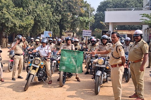 ಗಂಗಾವತಿ ನಗರ ಠಾಣೆ ಆವರಣದಲ್ಲಿ ಪೊಲೀಸ್ ಇಲಾಖೆಯಿಂದ ಅಪರಾಧ ತಡೆ ಮಾಸಾಚರಣೆ ಸಮಾರೋಪದ ನಿಮಿತ್ತ  ಹಮ್ಮಿಕೊಂಡಿದ್ದ ಬೈಕ್ ರ‌್ಯಾಲಿಗೆ ಹೆಚ್ಚುವರಿ ಎಸ್ಪಿ ಆರ್.ಹೇಮಂತಕುಮಾರ ಬುಧವಾರ ಚಾಲನೆ ನೀಡಿದರು. ಡಿವೈಎಸ್ಪಿ ಜೆ.ಎಸ್.ನ್ಯಾಮಗೌಡರ್, ಪಿಐಗಳಾದ ಪ್ರಕಾಶ ಮಾಳೆ, ರಂಗಪ್ಪ ಎಚ್.ದೊಡ್ಮನಿ ಇತರರಿದ್ದರು.