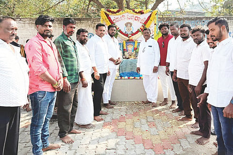 ಗಂಗಾವತಿಯ ವಿರುಪಾಪುರದ ವಡ್ಡರ ಓಣಿಯಲ್ಲಿ ಶ್ರೀ ಶಿವಯೋಗಿ ಸಿದ್ದರಾಮೇಶ್ವರ ಜಯಂತ್ಯುತ್ಸವ ಆಚರಿಸಲಾಯಿತು. ಭೋವಿ ಮಹಾಸಭಾ ಯುವ ಘಟಕದ ಜಿಲ್ಲಾಧ್ಯಕ್ಷ ಹುಲ್ಲೇಶ ಬಂಡಿ, ಮುಖಂಡರಾದ  ಗಾಳೆಪ್ಪ ಭೋವಿ, ನಾಗರಾಜ ಚಳಿಗೇರಿ, ರಾಘವೇಂದ್ರ ಮಲ್ಲಾಪುರ ಇತರರಿದ್ದರು.