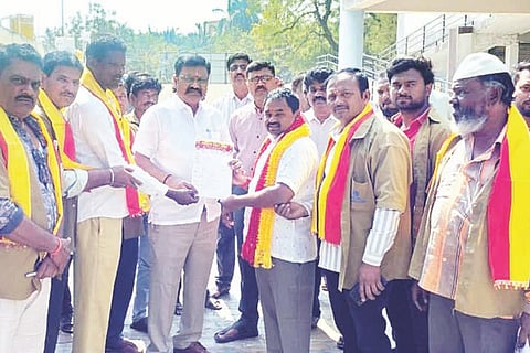 ಗಂಗಾವತಿಯಲ್ಲಿ ಕರವೇ ಕಾರ್ಯಕರ್ತರು ಪೌರಾಯುಕ್ತ ಆರ್.ವಿರೂಪಾಕ್ಷಮೂರ್ತಿಗೆ ಮನವಿ ಸಲ್ಲಿಸಿದರು. ಜಿಲ್ಲಾಧ್ಯಕ್ಷ ಪಂಪಣ್ಣನಾಯಕ, ವಿವಿಧ ಘಟಕಗಳ ಪದಾಧಿಕಾರಿಗಳಾದ ಹುಸೇನ್‌ಸಾಬ್, ಶಂಕರ ಪೂಜಾರಿ, ಹಸನ್‌ಸಾಬ ಮುದ್ಗಲ್, ಪುಂಡಲೀಕ, ಶರಣು ನಾಯಕ, ವೆಂಕಟೇಶ, ಪರಶುರಾಂ, ಕಷ್ಣ, ಅಕ್ರಂಸಾಬ್, ಇಮಾಮ್‌ಸಾಬ್ ಇತರರಿದ್ದರು.