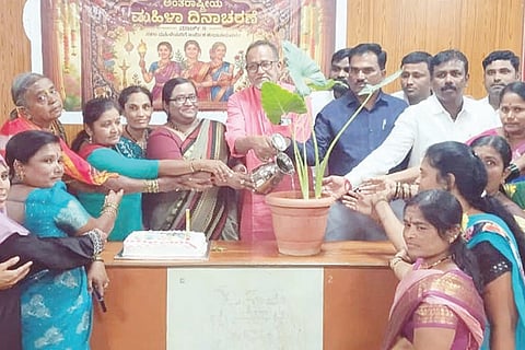ಗಂಗಾವತಿ ತಾಪಂ ಮಂಥನ ಸಭಾಂಗಣದಲ್ಲಿ ಗ್ಯಾರಂಟಿ ಯೋಜನೆಗಳ ಅನುಷ್ಠಾನ ಸಮಿತಿ ಮತ್ತು ಎನ್‌ಆರ್‌ಎಲ್‌ಎಂ ಸಂಜೀವಿನಿ ಯೋಜನೆಯಡಿ ಹಮ್ಮಿಕೊಂಡ ಅಂತಾರಾಷ್ಟ್ರೀಯ ಮಹಿಳಾ ದಿನಾಚರಣೆಯನ್ನು ತಾಪಂ ಇಒ ರಾಮರೆಡ್ಡಿ ಪಾಟೀಲ್ ಉದ್ಘಾಟಿಸಿದರು. ಸಮಿತಿ ಜಿಲ್ಲಾ ಉಪಾಧ್ಯಕ್ಷ ಎಸ್.ಬಿ.ಖಾದ್ರಿ, ತಾಲೂಕಾಧ್ಯಕ್ಷ ಡಾ.ಕೆ.ವಿ.ಬಾಬು ಇತರರಿದ್ದರು.