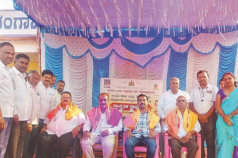 ವಡ್ಡರಹಟ್ಟಿ ಕ್ಯಾಂಪ್ ಸಹಿಪ್ರಾ ಶಾಲೆ ವಾರ್ಷಿಕೋತ್ಸವದಲ್ಲಿ ಶಾಲಾಭಿವೃದ್ಧಿಗೆ ನೆರವಾದ ಉದ್ಯಮಿಗಳಾದ ಮುರಳಿ ಕೃಷ್ಣ ಸಂಕುರಾತ್ರಿ, ಗೋಪಾಲಕೃಷ್ಣ, ಕೃಷಿ ಇಲಾಖೆಯ ಸಹಾಯಕ ನಿರ್ದೇಶಕ ಸುಧಾಕರ ಮತ್ತು ಟೈಪಿಸ್ಟ್ ವೆಂಕಟೇಶರನ್ನು ಸನ್ಮಾನಿಸಲಾಯಿತು. ಎಸ್‌ಡಿಎಂಸಿ ಅಧ್ಯಕ್ಷ ದುರುಗಪ್ಪ ನಡುಲಮನಿ, ಮುಖ್ಯಶಿಕ್ಷಕ ಚಾಂದ್‌ಪಾಷಾ ಇತರರಿದ್ದರು.