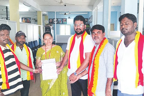 ಪೌಷ್ಟಿಕ ಆಹಾರವನ್ನು ತಿಪ್ಪೆ ಪಾಲು ಮಾಡಿದ ಅಂಗನವಾಡಿ ಕಾರ್ಯಕರ್ತೆಯರ ವಿರುದ್ಧ ಕ್ರಮಕ್ಕೆ ಒತ್ತಾಯಿಸಿ ಗಂಗಾವತಿಯಲ್ಲಿ ಕರ್ನಾಟಕ ರಕ್ಷಣಾ ವೇದಿಕೆ (ಸ್ವಾಭಿಮಾನಿ ಬಣ) ತಾಲೂಕು ಘಟಕದ ಕಾರ್ಯಕರ್ತರು ಸಿಡಿಪಿಒ ಜಯಶ್ರೀ ರಾಜಪುರೋಹಿತ್‌ಗೆ ಮನವಿ ಸಲ್ಲಿಸಿದರು. ವಿಭಾಗೀಯ ಅಧ್ಯಕ್ಷ ಆಂಜನೇಯ ಈಡಿಗೇರ್, ತಾಲೂಕಾಧ್ಯಕ್ಷ ಹನುಮಂತ ಕಂಬಾರ್, ಪದಾಧಿಕಾರಿಗಳಾದ ಸಿಖಂದರ್, ಹುಲಿಗೇಶ ಇತರರಿದ್ದರು.