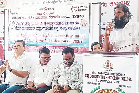 ಗಂಗಾವತಿಯಲ್ಲಿ ಹಮ್ಮಿಕೊಂಡಿದ್ದ ಮಾದಕ ವಸ್ತುಗಳು ಮತ್ತು ಮನೋದ್ರೇಕಕಾರಿ ಪದಾರ್ಥಗಳ ಸೇವನೆಯಿಂದಾಗುವ ದುಷ್ಪರಿಣಾಮಗಳ ಕುರಿತ ಅರಿವು ಅಭಿಯಾನದಲ್ಲಿ ಪ್ರಾಚಾರ್ಯ ಪ್ರೊ.ಸುಂಕೇಶ್ವರ ಕರಿಗೂಳಿ ಮಾತನಾಡಿದರು. ಅಬಕಾರಿ ವಲಯ ನಿರೀಕ್ಷಕ ವಿಠ್ಠಲ ಪೀರಗಣ್ಣನವರ್, ಎನ್ನೆಸ್ಸೆಸ್ ಕಾರ್ಯಕ್ರಮಾಧಿಕಾರಿ ವೀರೇಶ, ಪ್ರಾಧ್ಯಾಪಕರಾದ ಡಾ.ಸರ್ರಾಜ್, ರವಿಕುಮಾರ, ಡಾ. ಕೆ.ವಿರೂಪಾಕ್ಷ ಇತರರಿದ್ದರು. 
