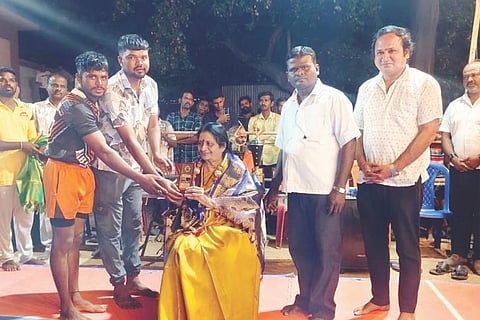 ಗಂಗಾವತಿ ತಾಲೂಕಿನ ಆನೆಗೊಂದಿಯ ಸ.ಹಿ.ಪ್ರಾ.ಶಾಲೆಯಲ್ಲಿ ಯುವ ಬಳಗದಿಂದ ಹಮ್ಮಿಕೊಂಡ ಹೊನಲು ಬೆಳಕಿನ ಅಂತರ್ ಜಿಲ್ಲಾಮಟ್ಟದ ಕಬ್ಬಡ್ಡಿ ಪಂದ್ಯಾವಳಿಯಲ್ಲಿ ರಾಜವಂಶಸ್ಥೆ ಲಲಿತಾರಾಣಿರಾಯಲು ಅವರನ್ನು ಸನ್ಮಾನಿಸಲಾಯಿತು. ಚಿತ್ರನಟ ವಿಷ್ಣುತೀರ್ಥ ಜೋಶಿ, ಪಿಎಸ್ಸೆಸ್ಸೆನ್ ಮಾಜಿ ಅಧ್ಯಕ್ಷ ಹೊನ್ನಪ್ಪ ನಾಯಕ ಮತ್ತು ಯುವಬಳಗದ ಸದಸ್ಯರಿದ್ದರು.