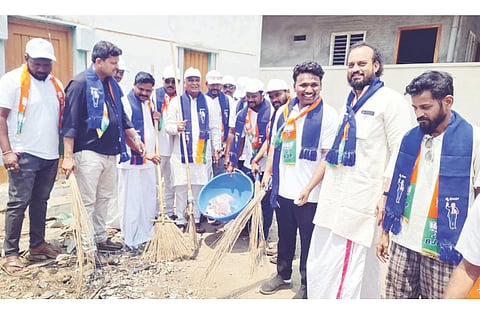 ಗಂಗಾವತಿ ತಾಲೂಕಿನ ಕಡೇಬಾಗಿಲು ಗ್ರಾಮದಲ್ಲಿ ಸಂವಿಧಾನ ಶಿಲ್ಪಿ ಡಾ.ಬಿ.ಆರ್.ಅಂಬೇಡ್ಕರ್ ಜಯಂತ್ಯುತ್ಸವ ನಿಮಿತ್ತ ಬಿಜೆಪಿ ಯುವ ಮೋರ್ಚಾ ಗ್ರಾಮೀಣ ಮಂಡಲದಿಂದ ಸ್ವಚ್ಛಂತಾದೋಲನ ಹಮ್ಮಿಕೊಳ್ಳಲಾಗಿತ್ತು. ಮಾಜಿ ಶಾಸಕ ಪರಣ್ಣ ಮುನವಳ್ಳಿ, ಬಿಜೆಪಿ ಯುವ ಮೋರ್ಚಾ ಜಿಲ್ಲಾಧ್ಯಕ್ಷ ಮೌನೇಶ ದಢೇಸೂಗೂರು ಇತರರಿದ್ದರು.